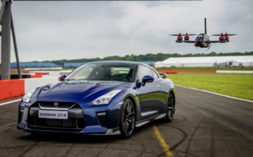 2 Nissan GT-R a dron